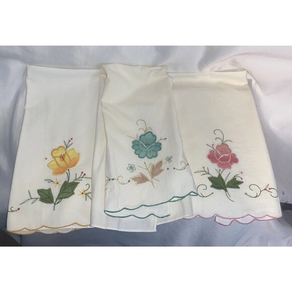 Set Of 3 vintage napkins table linen floral scalloped edge spring Farmhouse LN - Picture 1 of 14